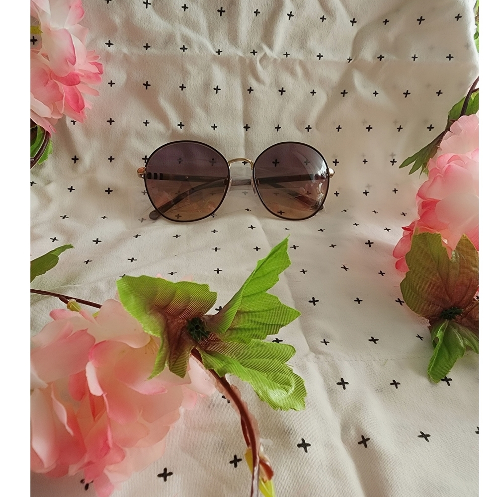 Burberry Sunglasses - Picture 6 of 12